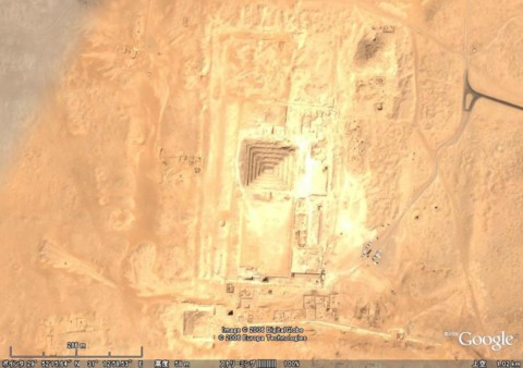Pyramid of Djoser「アル＝ハラム・アル＝ムダルラジュのピラミッド」（ジョセル王）衛星画像